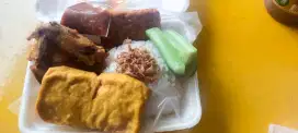 Mencari pelayan dan jaga stand warung