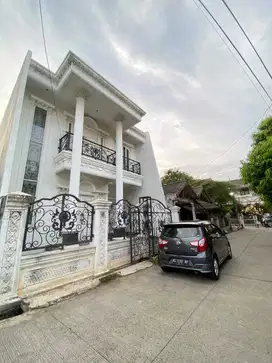 Di jual rumah mewah di Bumi Satria Kencana, Bekasi.