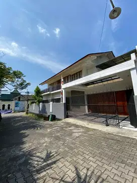 Rumah besar 2 lantai siap huni dekat masjid