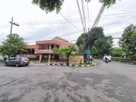 Rumah Jalan Raya Gayungsari Barat cocok untuk usaha