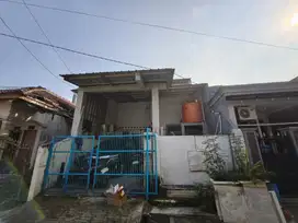Rumah Dekat Lapangan Tennis Basket di Harapan Indah Bekasi