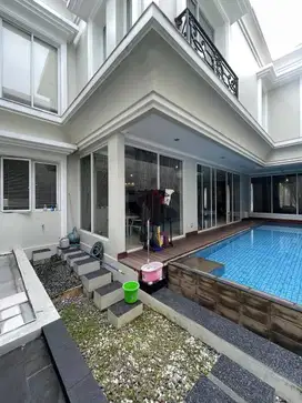 Rumah dijual cepat Pondok Indah kolam renang pribadi Siap huni shm