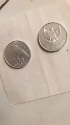Uang koin Rp 200 gambar Burung Jalak Bali th.emisi 2003.