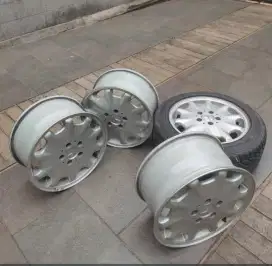 Di jual pelek bekas mobil mersi ori kondisi siap pake