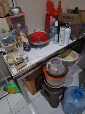 Dijual meja makan dan 4 kursi