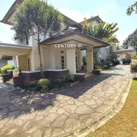 Rumah Mewah Halaman Luas Dengan Swimming Pool Semi Furnished 6953