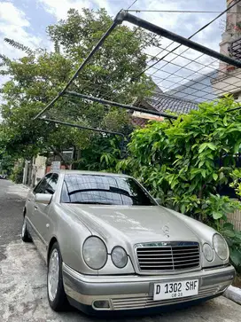 Mercedes Benz W210 E320 1996 (New Eyes)