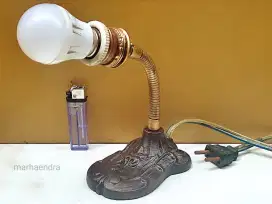 Lampu meja Eropa tua era kolonial