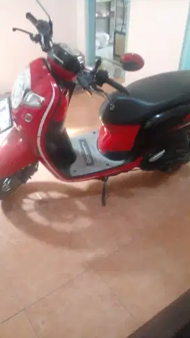 Scoopy warna mersh hitam