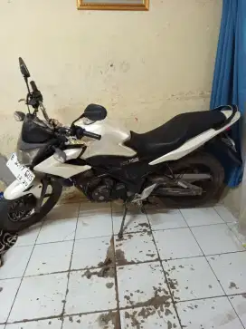 Di jual mtor CB 150 thn 2014, surat2 lengkap harga 7.000.000 nepis