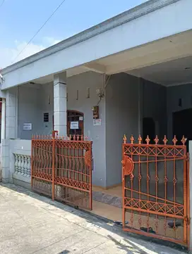 Dikontrakkan/Disewakan Rumah ada 2 Lantai Minimal 6 Bulan.