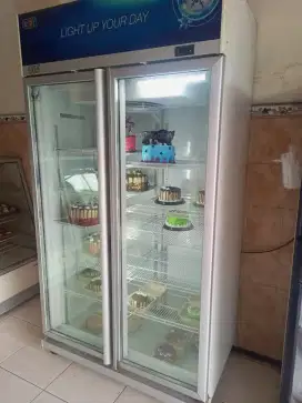 Showcase dua pintu GEA