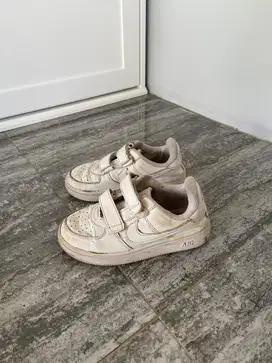 Sepatu Nike warna putih