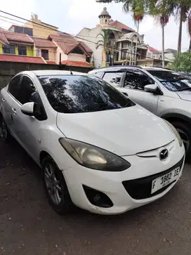Mazda 2 Sedan 2010 Matic Pemakaian Pribadi
