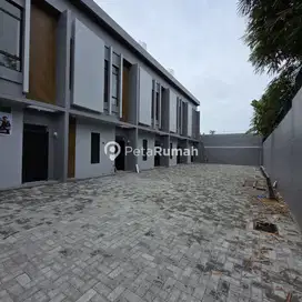 DIJUAL VILLA JALAN KARSA KOMPLEK THE PENTHOUSE DAERAH KARANG BEROMBAK