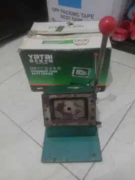 Mesin pemotong ID Card