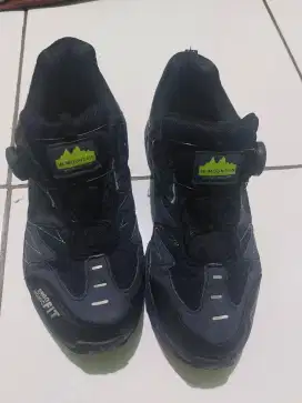 Bu Sepatu outdoor worldcup mulus size42