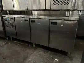 Undercounter chiller nayati 3 pintu backplacc mesin ori 
Uk 200x75x85