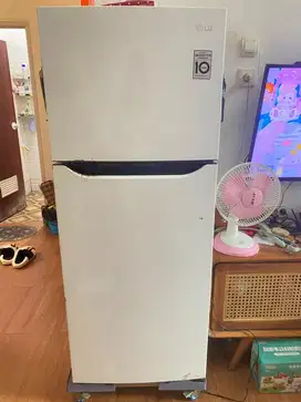 Dijual kulkas LG 2 pintu smart inverter bisa nego