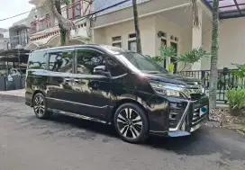 Toyota Voxy 2.0 AT 2018