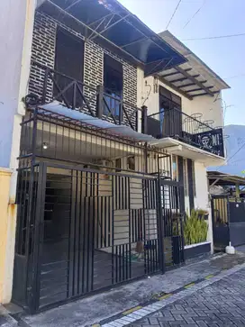 Rumah Wisma Lidah Kulon Bangunan 2 Setengah Lantai di Surabaya Barat