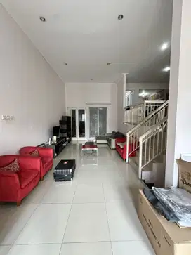 Permata Buana Luas tanah 144 m2 2,5 Lantai - Split Level. Siap Huni