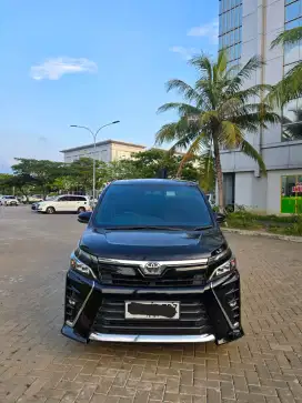 TOYOTA VOXY 2019, HITAM, langsung pemakai