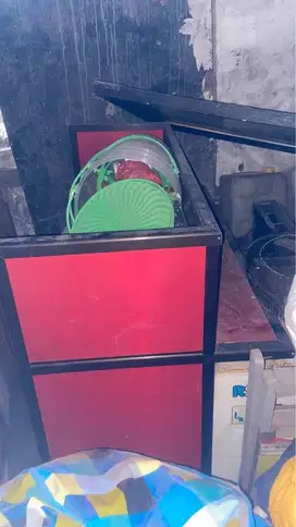 Meja dagang bahan besi ada lacinya