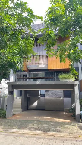 Rumah dengan attic room di cluster caelus greenwich bsd