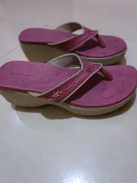 Sandal hush pupies