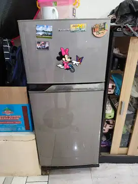 Kulkas 2 pintu dengan bunga es