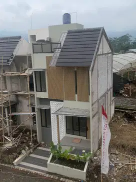 Rumah Mewah SHM di Kota Batu, Lengkap dengan Swimming Pool & View Roof