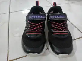 Sepatu Sekolah Anak Skechers Ukuran 30
