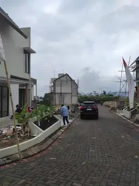 Villa Elegan Dekat Alun-Alun Batu – Kolam Renang Pribadi & Lokasi Str