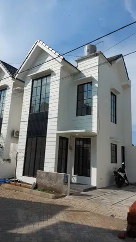 RUMAH MEWAH 2 LANTAI DESAIN AMERICAN CLASSIC DI SUKUN