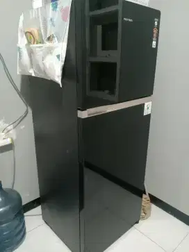 kulkas polytron  260 litter yang tinggi
