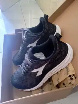Jual sepatu sport / running UK 41