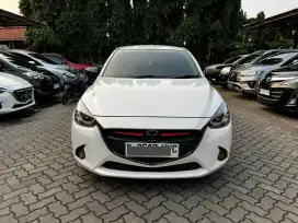 DP 8JT MAZDA 2 R HB AT 2015 FUTURISTIK WHITE EDITION !!