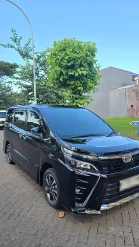 Toyota Voxy 2018 hitam