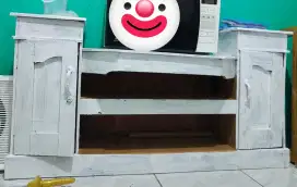 Meja tv di cat putih