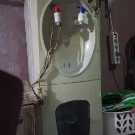 Dispenser panas dingin