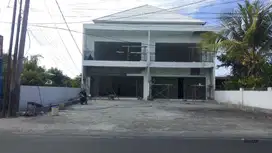 Ruko Baru 2 Lantai Lokasi Pinggir Jalan Utama Disewakan, di Uluwatu