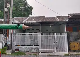 Rumah minimalis sederhana Kutisari dengan pagar dekat tol dan bandara