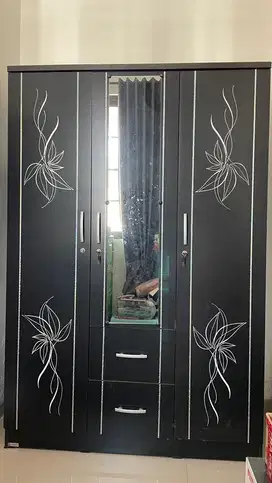 Dijual Lemari Pakaian 3 Pintu Preloved