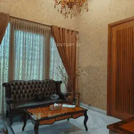 Rumah Mewah Dengan Swimming Pool Area Bisnis Sektor 7  5514