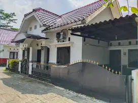 Rumah dalam perumahan banyuraden lingkungan strategis