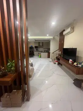 DISEWA RUMAH 3 LANTAI PIK 1 LAYAR PERMAI 8x15 FURNISH 4+1 BR SIAP HUNI