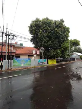 Rumah Zona Komersil Cocok untuk Usaha Lokasi Strategis di Pondok Bambu