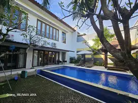 Villa di Komplek One Gate Ekslusif disewakan, Kuta area