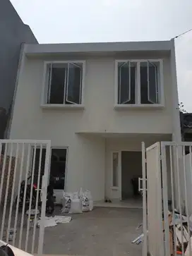 Dijual rumah 2,5 lt Di Taman Surya   lt 130 m2  lb 200 m2 ada rooftop